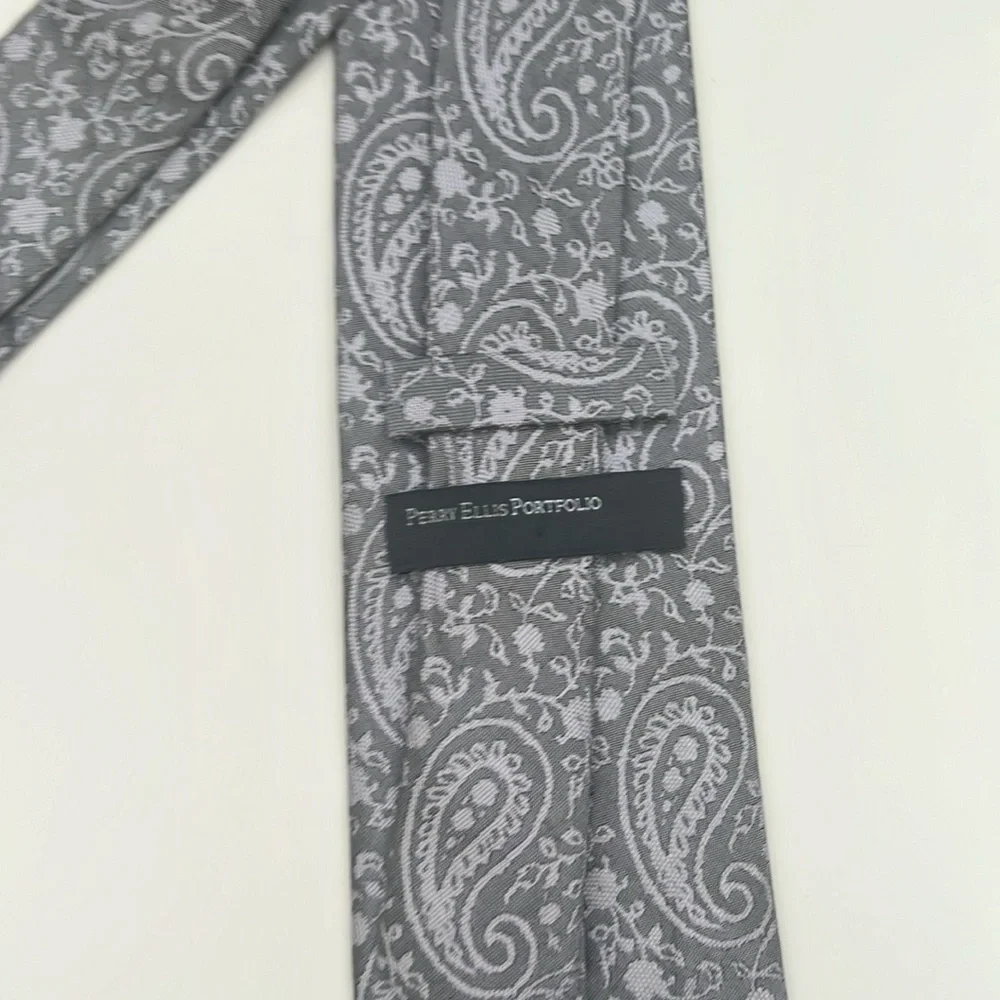 NWOT Men’s Tie Gray and Lilac Paisley design
